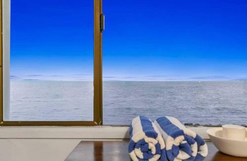Beachmere Apartment | Moreton Views!
