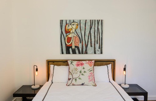 Kangaroo Valley House | Myrtle Tree Lodge Trunks - stand alone lodge in the Heart of village