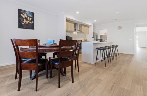Lakes Entrance House | Nest on Lakeview: Peaceful water views in a quiet pocket of Lakes Entrance
