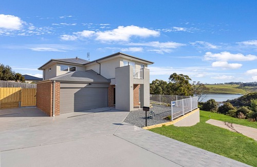 Lakes Entrance House | Nest on Lakeview: Peaceful water views in a quiet pocket of Lakes Entrance
