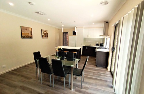 Glenroy House | New, Modern Property built in 2021 * Close to Town