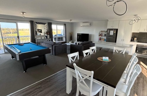 Surf Beach House | Ocean Pearl by Ready Set Stay - 10 min Walk to the Beach, BBQ