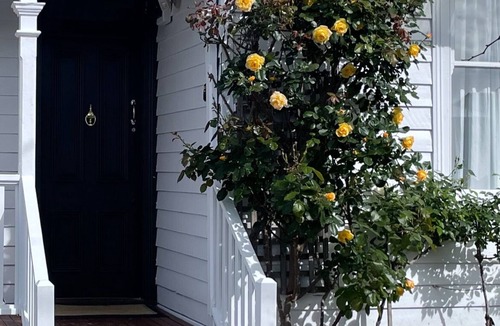 Maffra House | Old Maffra Cottage - 100yr old Cottage With Loads of Characture and Charm!
