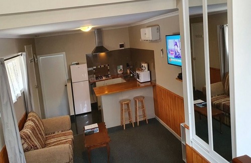 Moina Cottage | Open plan, kitchenette, spa and separate shower