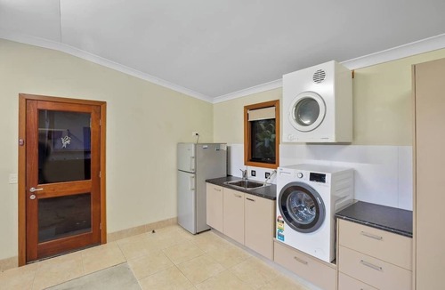 Mooloolah Valley House | Opulent Oasis: Exclusive Getaway for 9