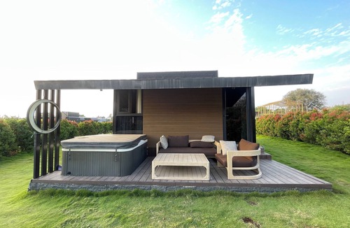 Hyderabad Cottage | Orchid - Premium cabin with Private Jacuzzi in Hyderabad by Homeyhuts