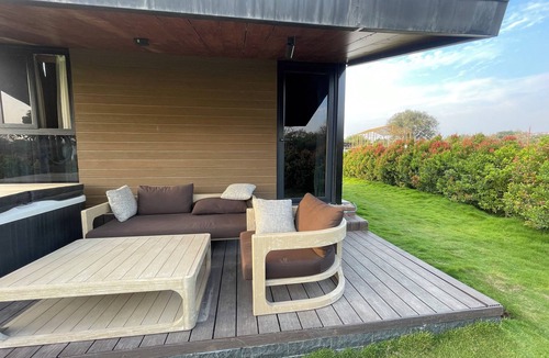 Hyderabad Cottage | Orchid - Premium cabin with Private Jacuzzi in Hyderabad by Homeyhuts