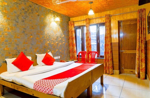 Srinagar Hotel | OYO 71293 Hotel Vikram