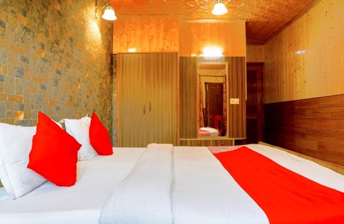 Srinagar Hotel | OYO 71293 Hotel Vikram