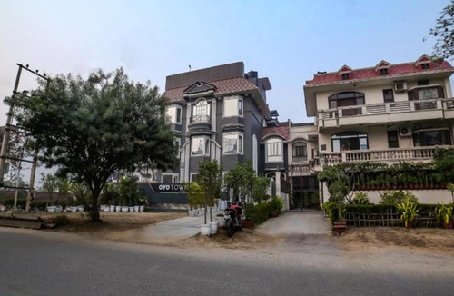 DLF City Hotel | OYO Townhouse 62 Cyber City