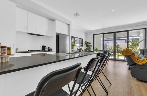 Paradise House | Paradise Family Home, Close to CBD & Amenities