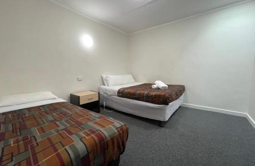 Kingsbury Hotel | Parkside Inn Motel