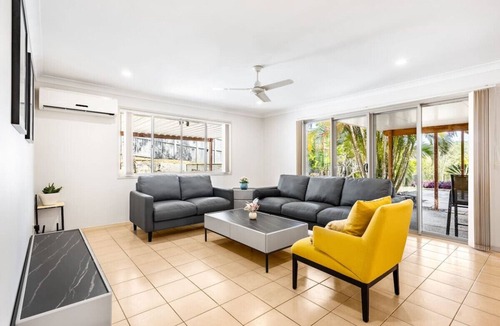 Springfield House | Peaceful 4B2B Sweet Home w/Backyard @ Springfield