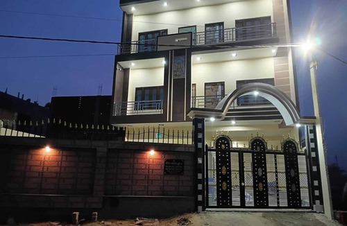 Karchana Apartment | Peaceful 6-bedroom apartment with AC in Varanasi near Stadium & Near Airport
