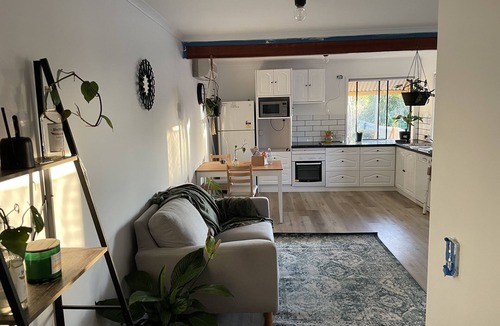 Sinnamon Park Apartment | Peaceful Renovated Unit