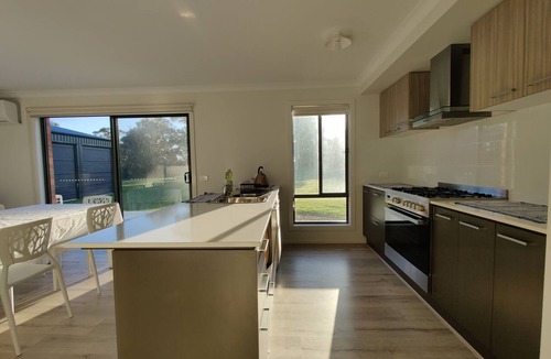 Metung House | Pelican Cliff: lakeside hideout
