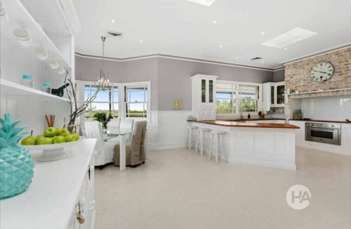 Somerville House | Peninsula Farm Stay 5bd 3Bth Gas Heated Spa & Fire Pit
