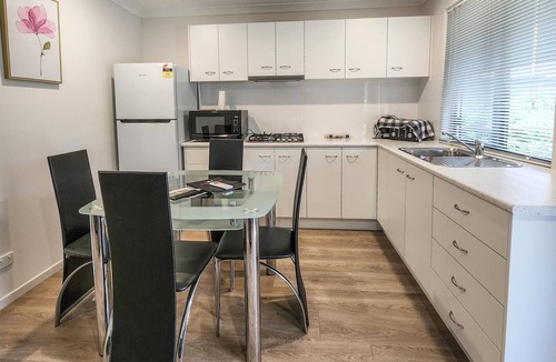 Diddillibah Cabin | Pet friendly and private 9 hole golf course 12 minutes to surf beach