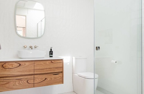 Flinders House | Pet Friendly - Barker Cottage with Spa in Flinders
