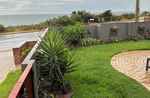 Mornington Villa | Pet friendly beachfront haven - opposite superb Fisherman’s Beach Mornington