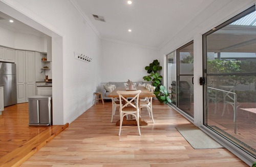 Wagga Wagga House | Peter Cottage. Fireplace & Deck. Wagga Wagga CBD