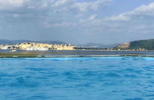Shavri Colony Hotel | Pichola Lake Retreat