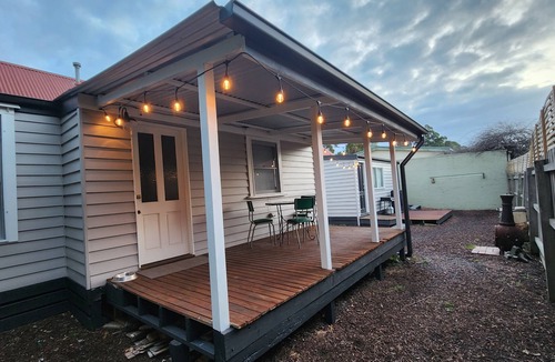 Ferntree Gully Cottage | 'Pickett's Cottage' - Restored Heritage Pioneer Stay