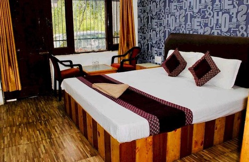 Old Manali Hotel | POP 70159 Hotel White Snow