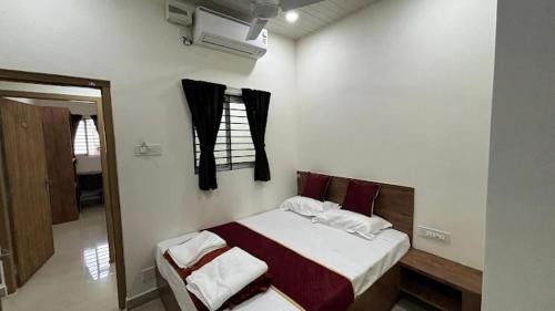 Adyar Hotel | Port Inn Lodge