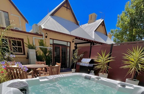 Albury Villa | Porters Cottage Grande (2 units)