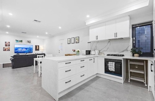 St James House | Premium Modern Homestay-Walk to Curtin University