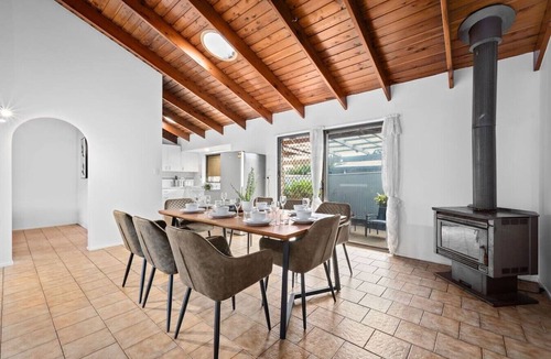 Loganlea House | Prime Location | Train, Hospital & Shops Nearby