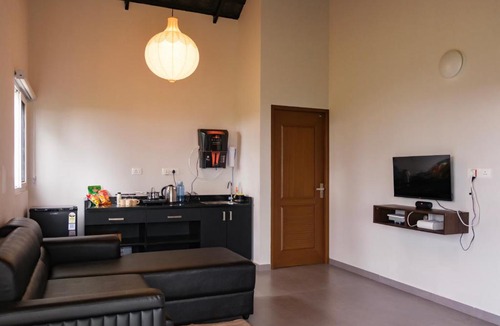 Vayittiri Villa | Private 2BHK-AC Estate stay with sunrise view