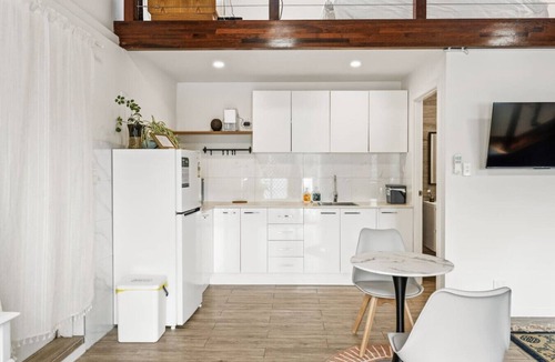 Daisy Hill House | Private Loft Studio | High Ceiling | Tennis Court