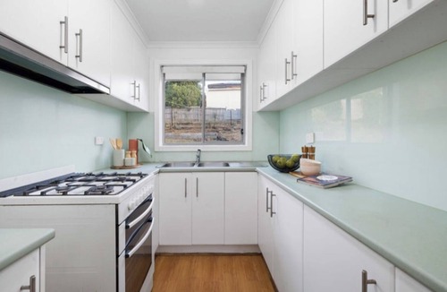 Broadmeadows Bed & Breakfast | Private room adjacent a Kangaroo filled valley. Near Melbourne Airport. Pets ✓