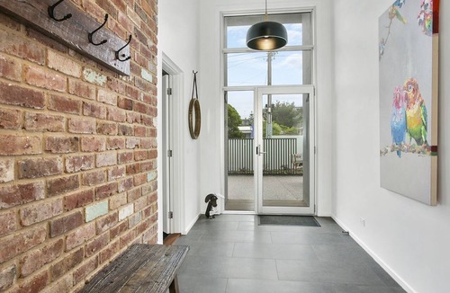 Ocean Grove House | QUALITY ACCOMMODATION ONLY 200M FROM BEACH & TOWN CENTRE! - 82A Orton Street
