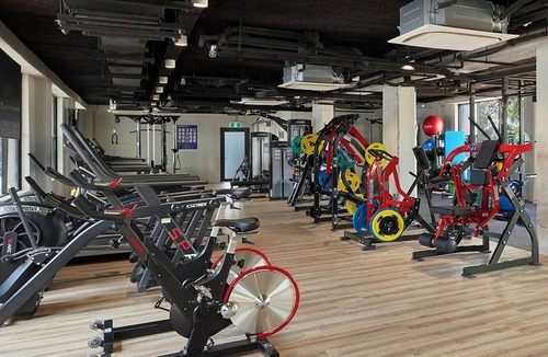 Preston Hotel | Queen Room in a Co living space - Gym and Swimming Pool