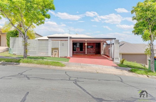 Springfield Lakes House | Quiet 5 bedrooms House located Springfield lake