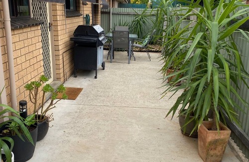 West Wodonga Apartment | Quiet and comfortable 2 bedroom apartment, 65 inch Smart TV