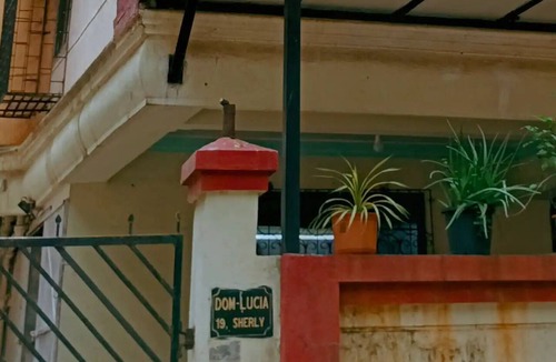 Pali Hill Apartment | Quiet and Cozy 2 bed 1 bath in Bandra Near Ocean side