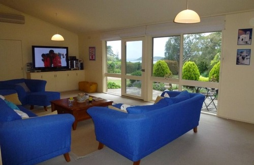 Flinders House | Relax in beautiful surroundings, ocean views on one acre of beautiful gardens