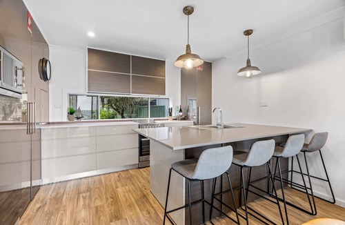 Buff Point House | Relaxed 2 Bed Coastal Stay Near the Lake