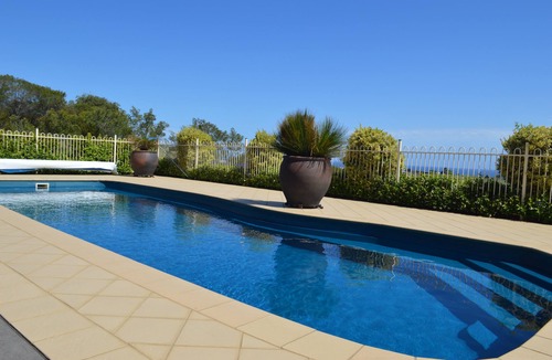 Lakes Entrance Apartment | Resort Style Apartment (Ground Floor) - Pool & More. Pets Welcome.