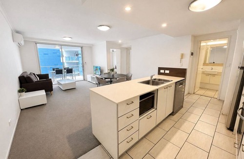 Brisbane Central Business District Apartment | River Glimpse 2BR Walk to CBD & Parking