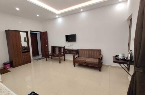 Kushalnagar Hotel | River Point Homestay
