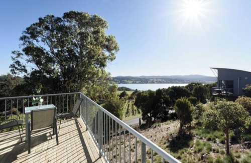 Grindelwald House | River Views & Wine Country