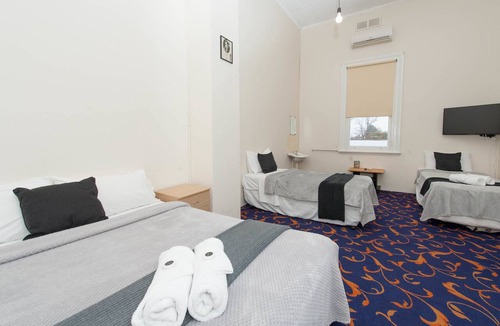 Holbrook Hotel | Riverina Hotel
