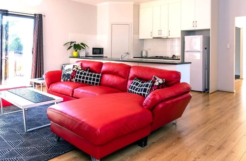 Gawler House | Riverview- Modern 3 Bedroom sleeps 2-8