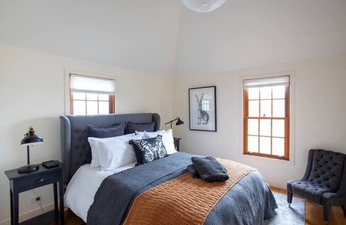 Kyneton House | Rochville - Luxe, Dog Friendly Townhouse, Kyneton