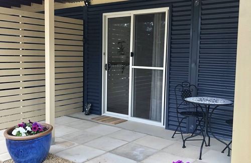 Talunga Apartment | Rockridge, apartment pet friendly semi rural farm stay Set amongst tall gums